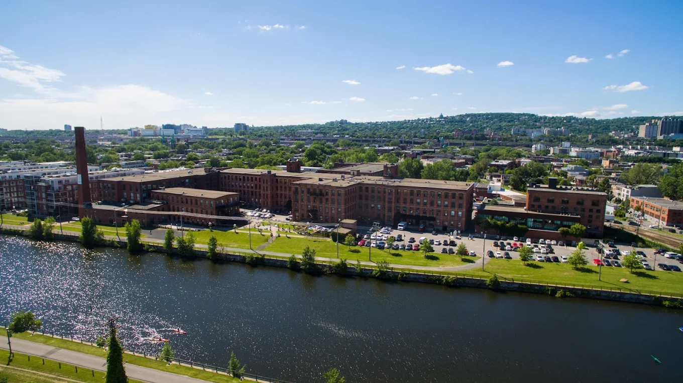 Vue aérienne du Château Saint-Ambroise, studio d'esthétique à Montréal